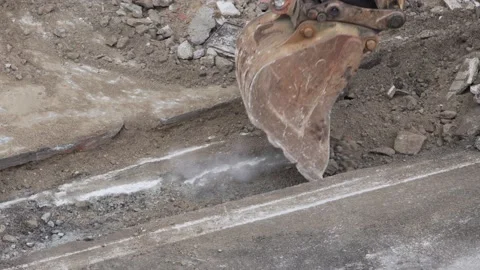 Digging Machine bucket loading debris Видео 139978780