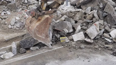 Digging Machine bucket moving debris Vídeos de archivo 139978176