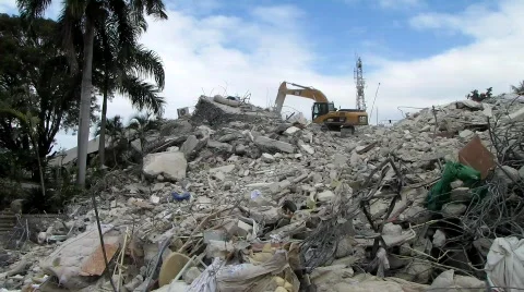 Digging in the Rubble - Earthquake (HD) m Video stock 619494