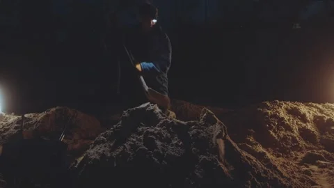 Digging sand, digging sand at night, digging up a pile of sand 動画素材 333844005