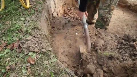 Digging with spade Video stock 69090385