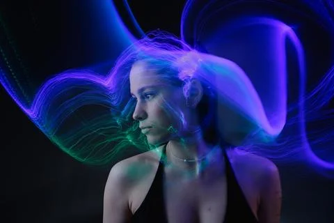 Digital brain waves wrapping human portrait in purple light Foto stock