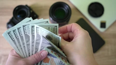 Digital camera and money, store selling photographic equipment, pawnshop co.. Vídeo Stock 332795019