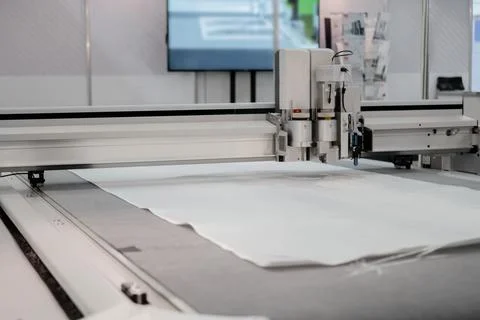 Digital cutting and creasing plotter - cnc flatbed cutter at factory Fotos de archivo