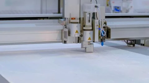 Digital cutting system - flatbed cutter, router during work at exhibition Foto stock