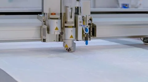 Digital cutting system - flatbed cutter, router during work at exhibition Foto stock