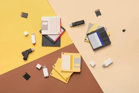 Digital data storage evolution: floppy disks, USB flash drives, and micro SD  库存照片