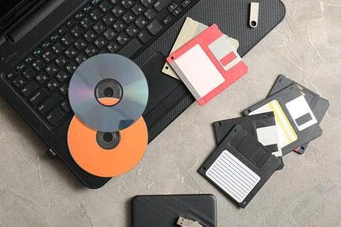 Digital data storage evolution: laptop, cds, floppy disks, USB drive, and ext 库存照片