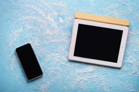Digital Detox concept.  switch off tablet  and smartphone around salt at blue Foto stock