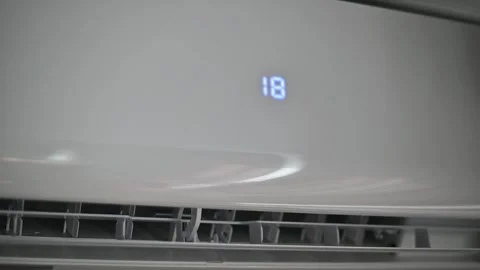Digital display shows temperature changes over time in an air conditioning unit. Видео 336778425
