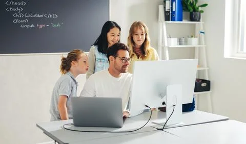 Digital education: Primary school programming lessons with a teacher's guidan Foto stock