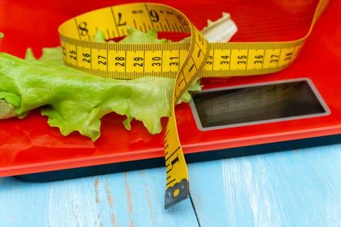 Digital electronic scale with measuring tape, lettuce. diet, slimming concept Foto stock