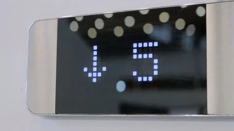 Digital elevator display showing floor number - lift going down and up: close up Vidéo 141387304