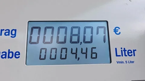 Digital gas station display shows running numbers for liters and euros duri.. Vídeo Stock 342747697