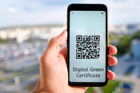 Digital Green Certificate with QR code on the screen of mobile phone in mans Foto stock
