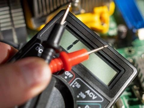 Digital Multimeter Measuring Voltage in Electronics Foto stock
