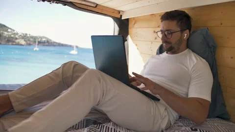 Digital nomads in the Balearics work from your camper van Vidéo 291902892
