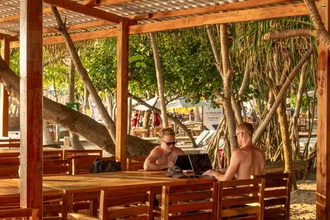Digital Nomads Working Remotely at a Tropical Beach Resort in Phu Quoc Vietna Stock-Fotos