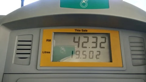 The digital number on the screen display Vídeos de archivo 86336415