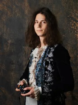 Digital Renaissance, concept. The guy is a gamer in a medieval costume with a Foto stock