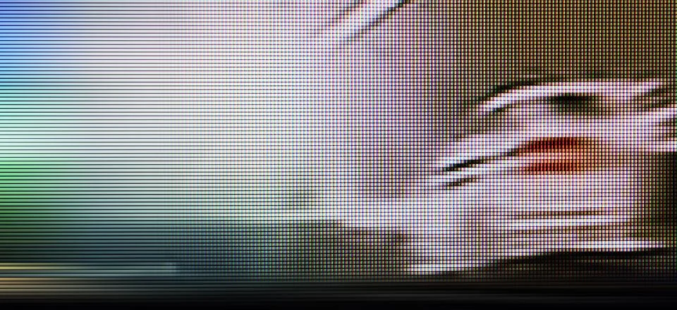 Digital screen displaying pixelated glitches and distortion 库存插图