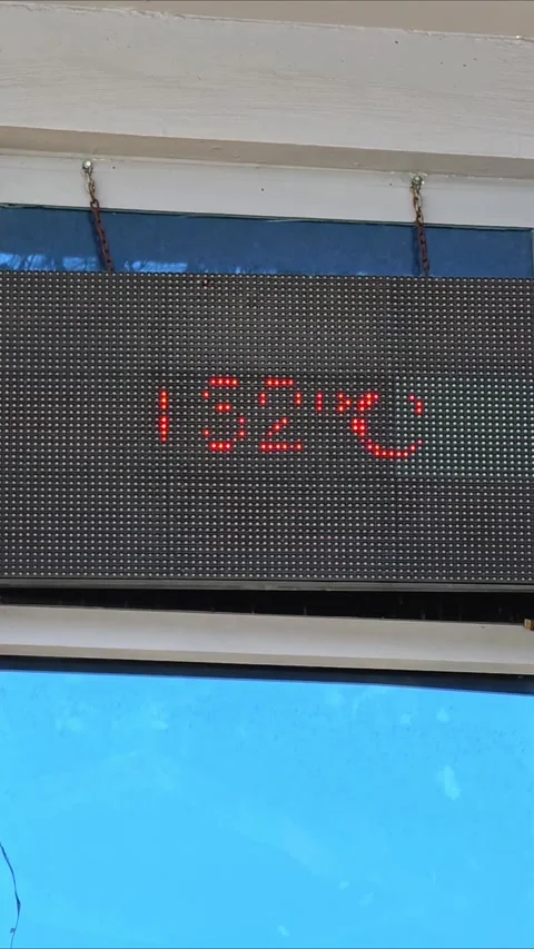 Digital screen thermometer displays a temperature of up to 32 degrees Celsius. Video stock 311169562