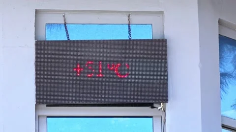 Digital screen thermometer displays a temperature of up to 31 degrees Celsius. Stock Footage 313602012
