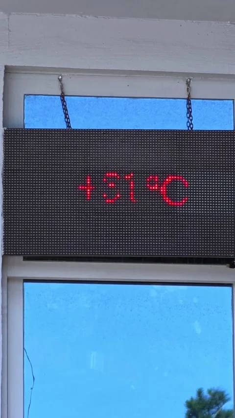 Digital screen thermometer displays a temperature of up to 31 degrees Celsius. Stock-Footage 313728139