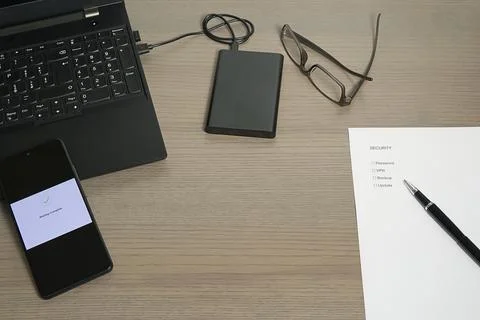 Digital Security Checklist on Office Desk 库存照片