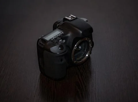A digital SLR camera lies on a table Foto stock