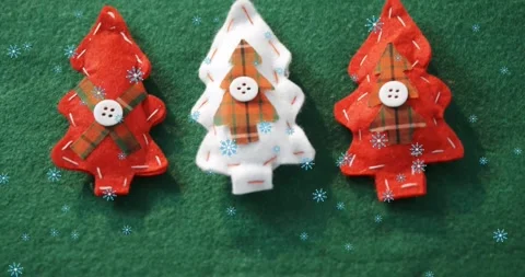 Digital snowfall starting felt tree ornaments entering settling nudging and Vídeos de archivo 320507005