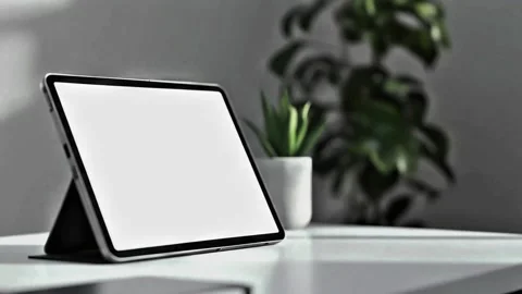 Digital Tablet With Blank Green Screen Mockup on Desk 库存影片 338038959