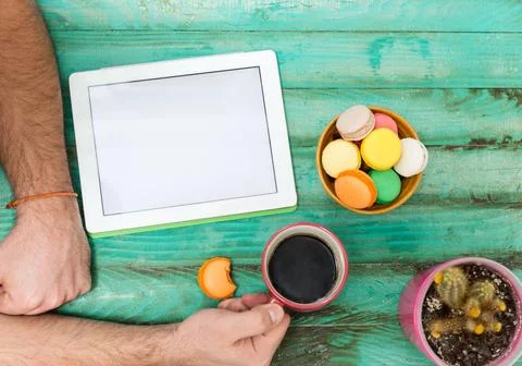  Digital tablet computer with isolated screen in male hands over cafe back... Foto stock
