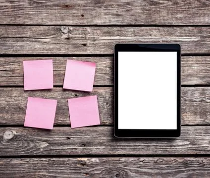 Digital tablet computer with sticky notes on wooden desk 库存照片