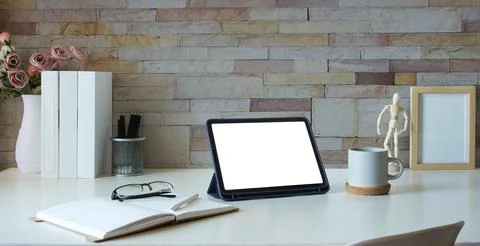 Digital tablet with empty display, glasses, notebook and coffee cup in whit.. Foto stock