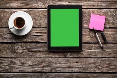 Digital tablet with note paper and cup of coffee 스톡 사진