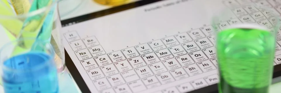 Digital tablet with periodic system of elements lying on table in laboratory 库存照片