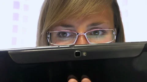 Digital tablet reading Stock Footage