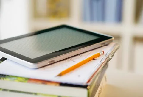 Digital tablet on stack of books Foto stock