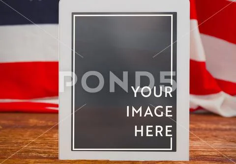 Digital tablet template on wooden table PSD Template