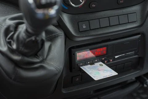 Digital tachograph in a van from an angle with ejected driver card Foto stock