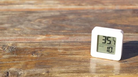 Digital thermometer showing increasing high temperature 库存影片 324594245