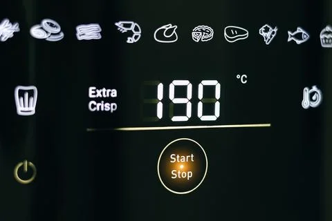 Digital touchscreen interface of a modern air fryer displaying a temperatur.. Fotos de archivo