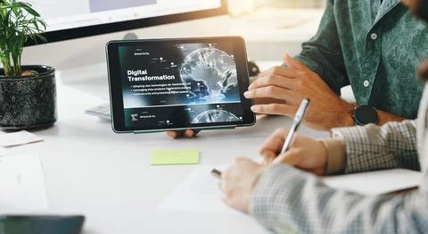 Digital transformation, tablet screen and meeting with hands of business people Foto stock