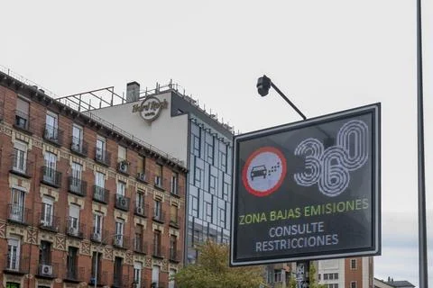 Digital Variable Message Sign (VMS) indicating Low Emission Zone in Madrid,.. Foto stock