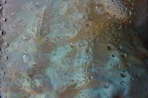 Digital wallpaper with an abstract pattern of multicoloured bubbles or drops Foto stock