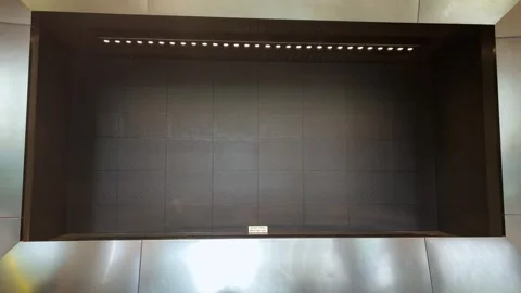 Digital water clock prints time and intricate patterns at Osaka Station.  Vídeos de archivo 334582062
