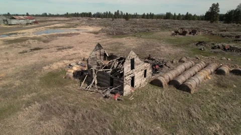 Dilapidated Abandoned Homestead Pull-away Shot 스톡 동영상 172890171