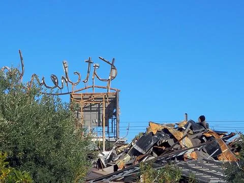 Dilapidated and burnt-down caf -restaurant Stock-Fotos