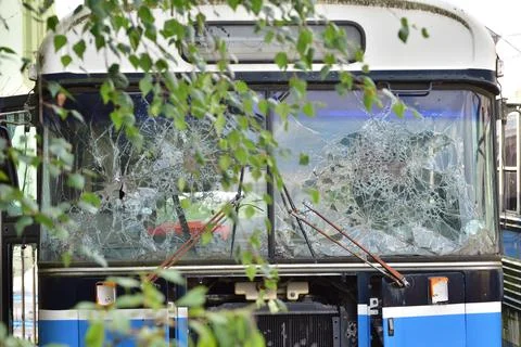 Dilapidated and rusty bus with broken windows in a remote area. Scrap. Foto stock